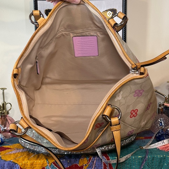 EUC Coach Peyton Signature Clover Tote bag. - Picture 4 of 8